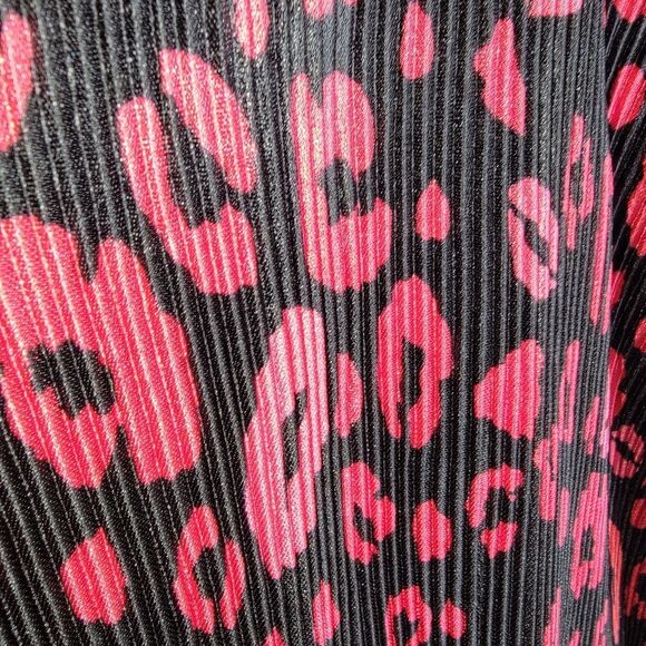 Attitudes by Renee pleat back animal/lips kisses print top size 1XP 1X petite - Picture 4 of 7